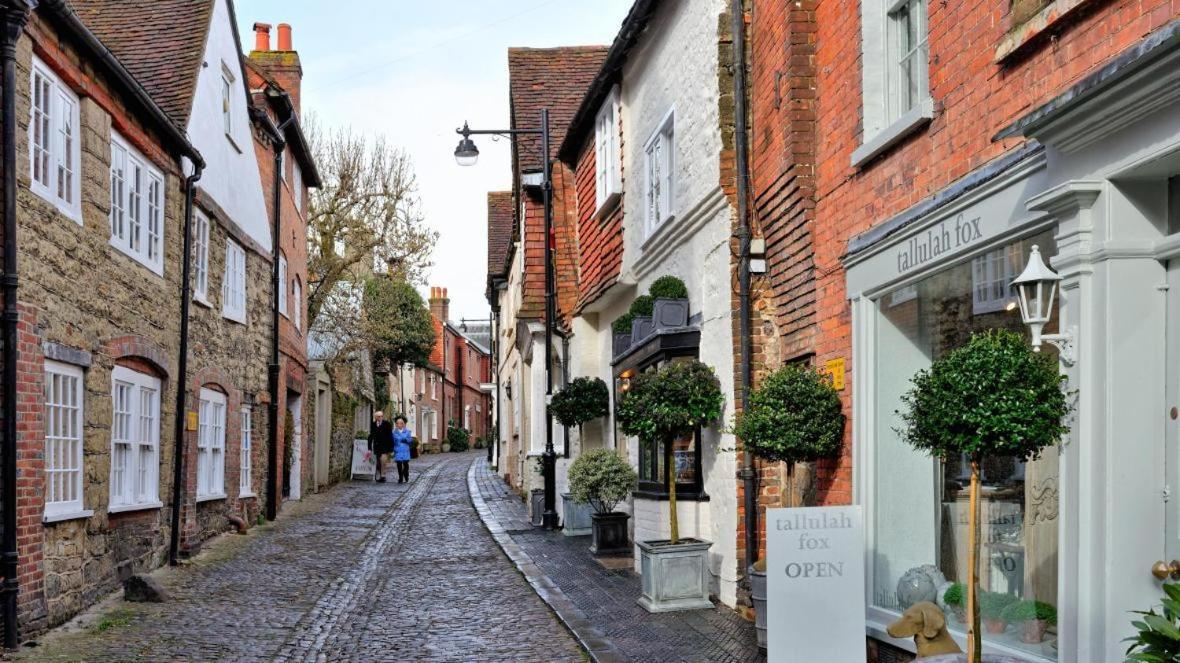 Stunning Apartment Opposite Cowdray Ruins In Heart Of Midhurst Eksteriør bilde