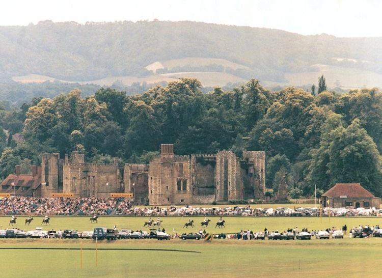 Stunning Apartment Opposite Cowdray Ruins In Heart Of Midhurst Eksteriør bilde