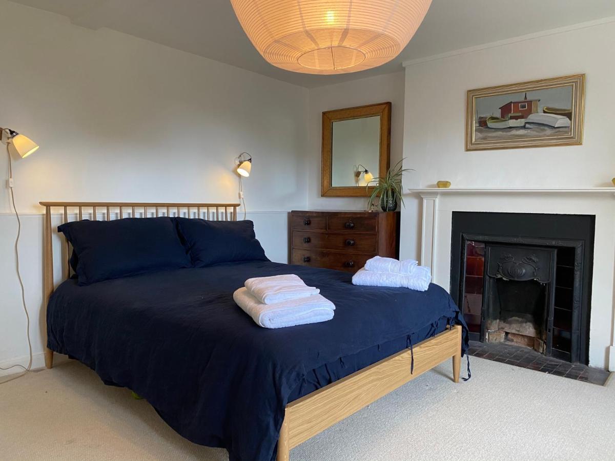 Stunning Apartment Opposite Cowdray Ruins In Heart Of Midhurst Eksteriør bilde