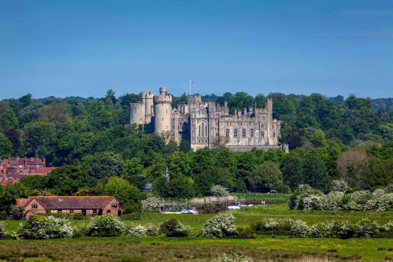 Stunning Apartment Opposite Cowdray Ruins In Heart Of Midhurst Eksteriør bilde