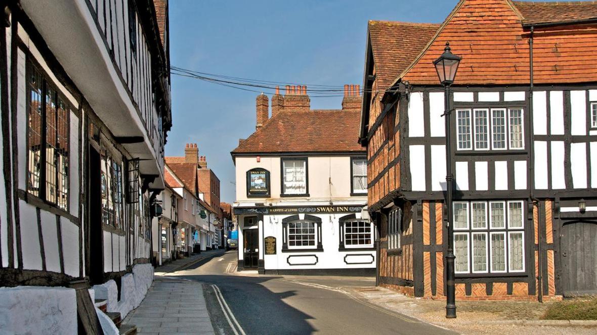 Stunning Apartment Opposite Cowdray Ruins In Heart Of Midhurst Eksteriør bilde