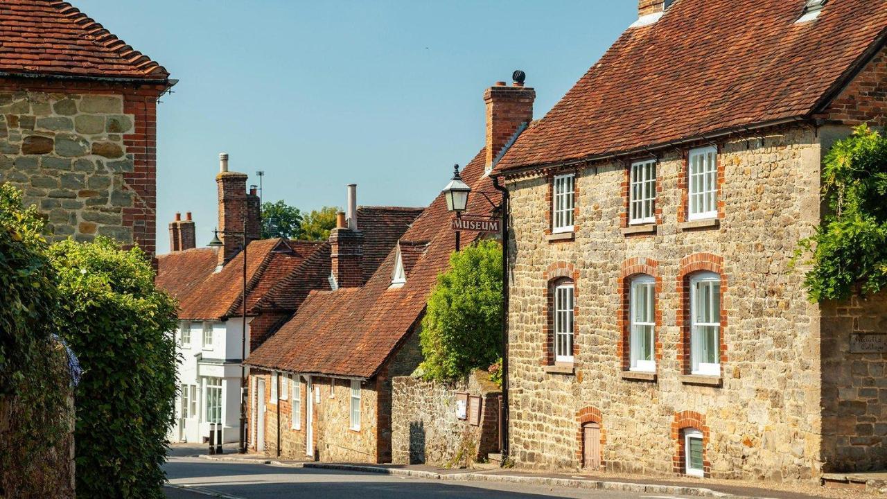 Stunning Apartment Opposite Cowdray Ruins In Heart Of Midhurst Eksteriør bilde