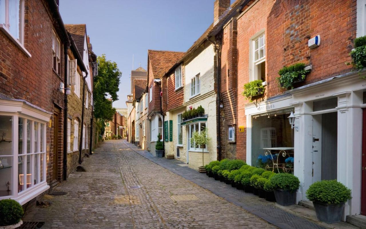 Stunning Apartment Opposite Cowdray Ruins In Heart Of Midhurst Eksteriør bilde