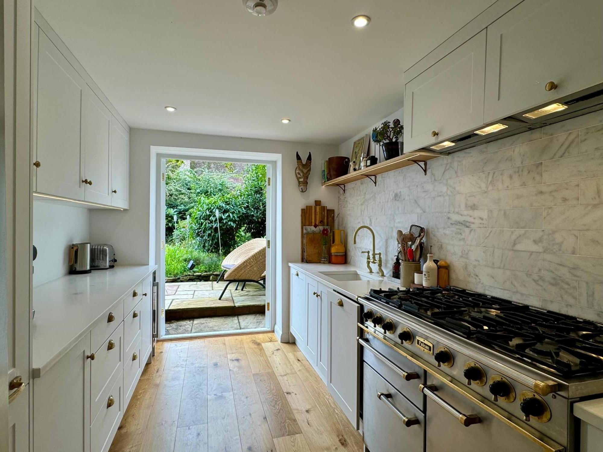 Stunning Apartment Opposite Cowdray Ruins In Heart Of Midhurst Eksteriør bilde