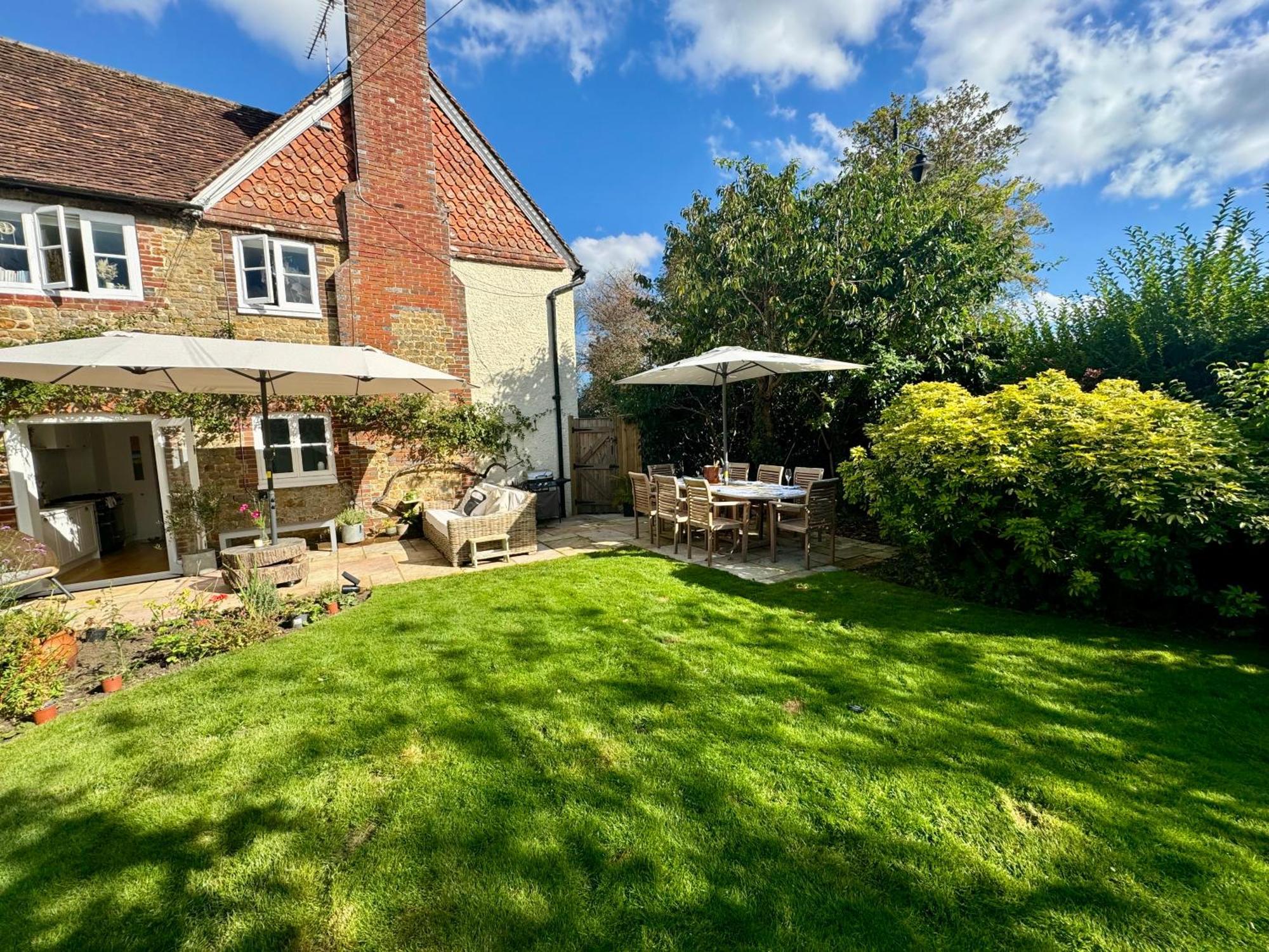 Stunning Apartment Opposite Cowdray Ruins In Heart Of Midhurst Eksteriør bilde