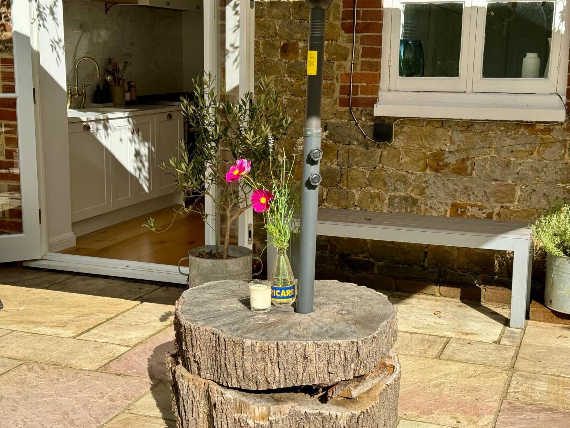 Stunning Apartment Opposite Cowdray Ruins In Heart Of Midhurst Eksteriør bilde