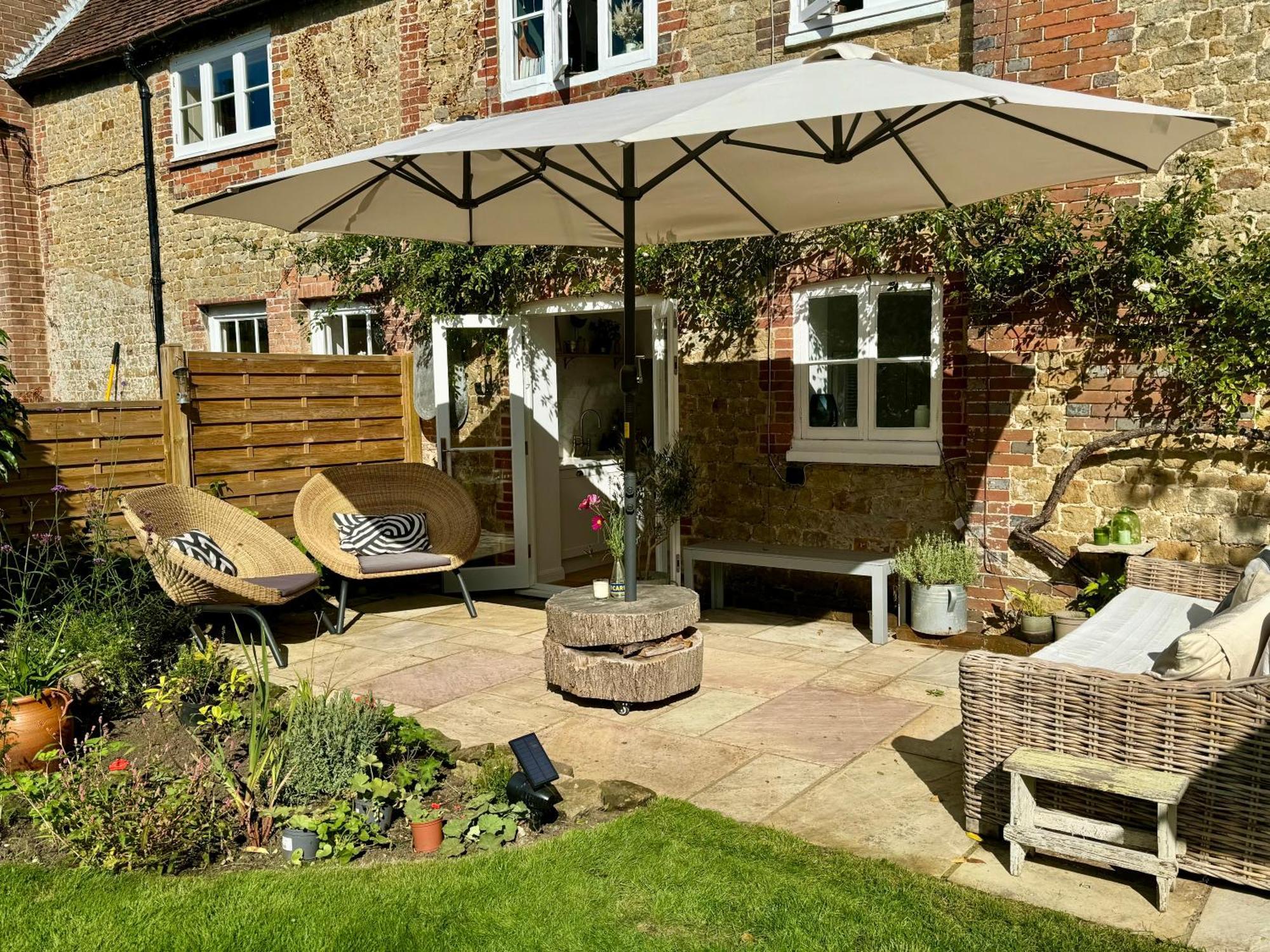 Stunning Apartment Opposite Cowdray Ruins In Heart Of Midhurst Eksteriør bilde